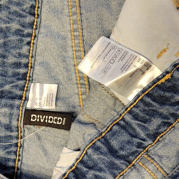 Women's Distressed jean overall shorts - Picture 2 of 4